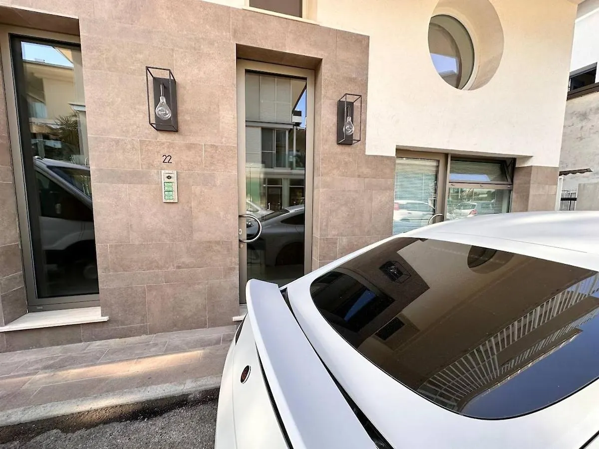 Vle Dante Riccione-Lusso In Centro-Doppio Living Room-2 Camere Matrimoniali Kingsize-Doppia Cucina Professionale-3 Bagni Completi-2 Parcheggi Gratuiti In Garage-250Mt Dal Mare Italia
